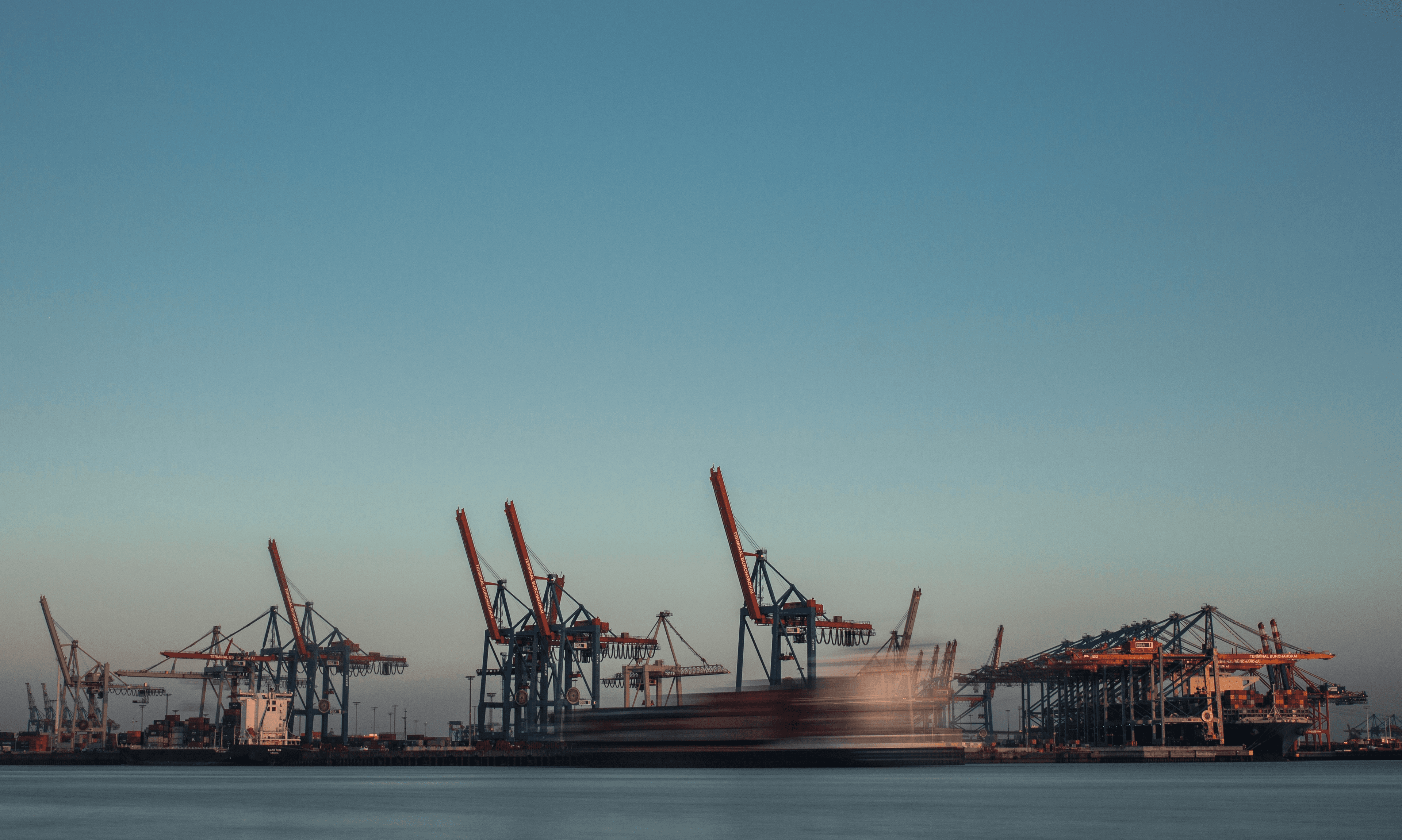 Kỹ sư dịch vụ Wheelhouse làm việc trên tàu